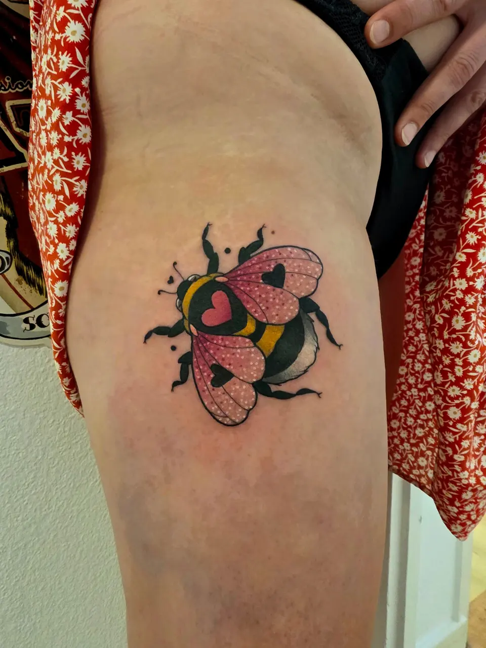 Abeille aux ailes en forme de cœur, sur la cuisse