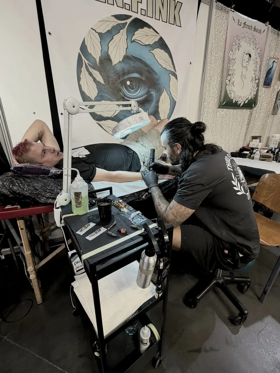 Ben en train de tatouer sur son stand de convention