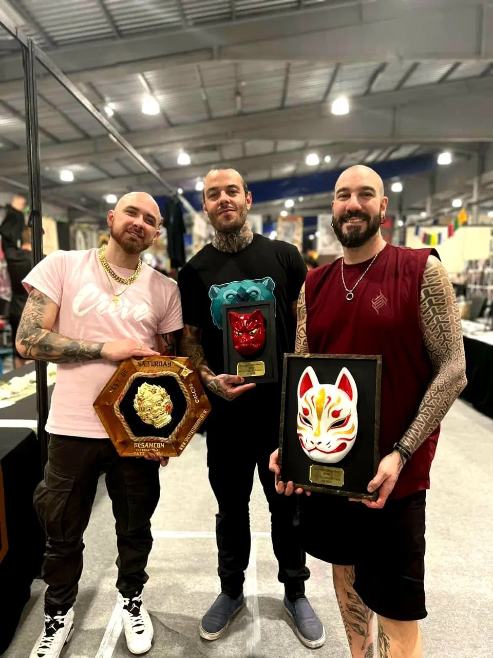 Ben et deux tatoueurs posant avec leurs récompenses en convention