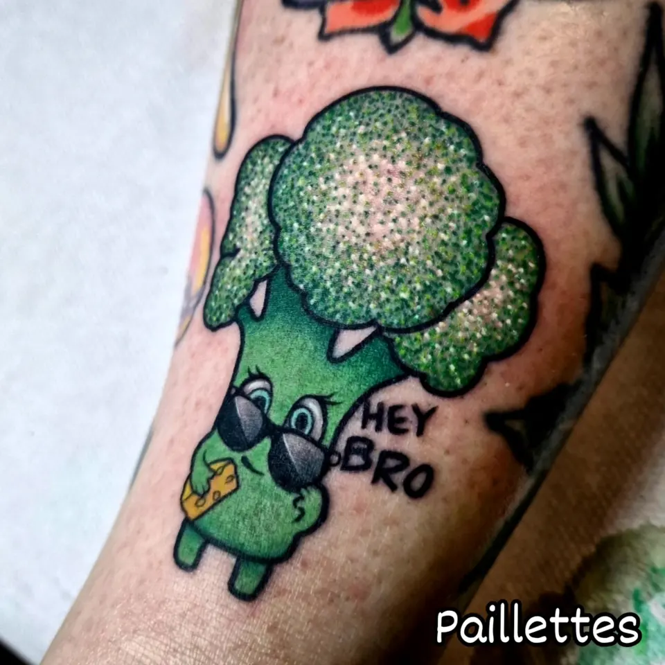 Brocoli « Hey Bro » tatoué avec un effet pailleté