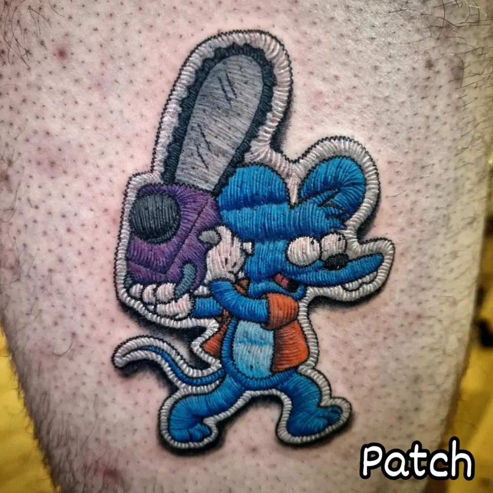 Souris bleue tatouée à la manière d'un écusson brodé