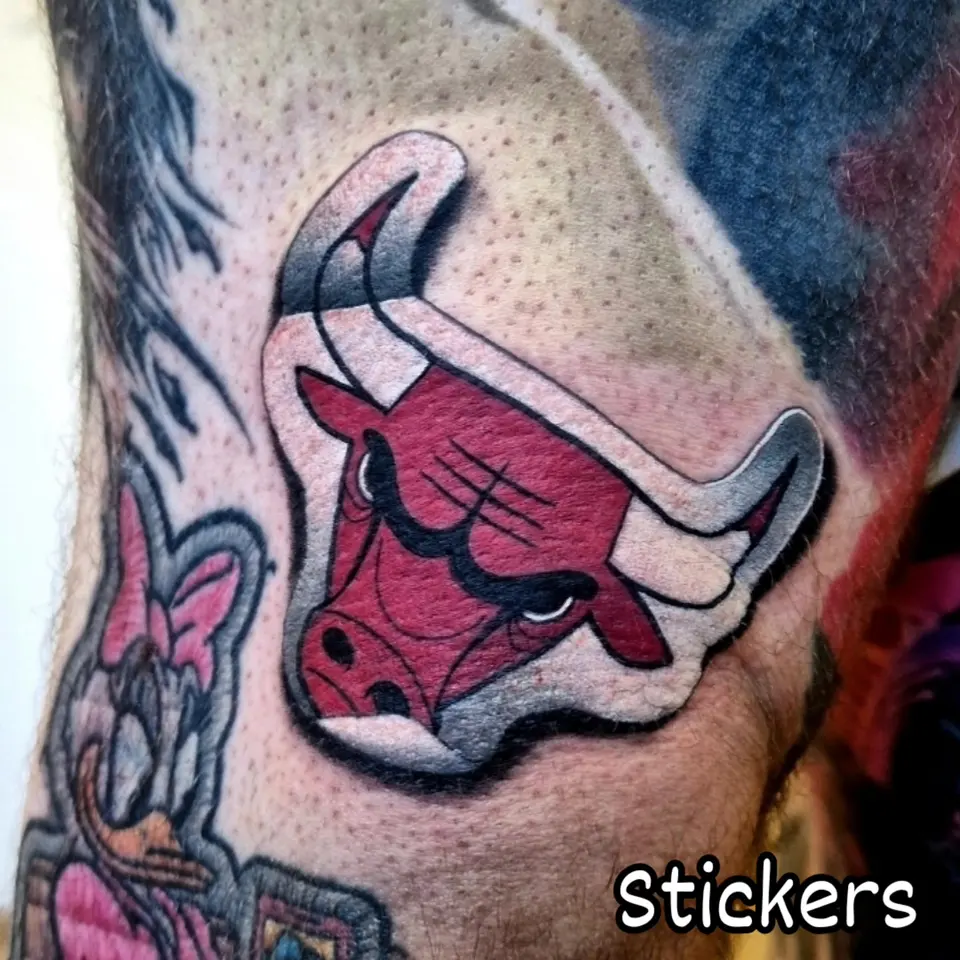 Tête de taureau rouge tatouée à la manière d'un autocollant