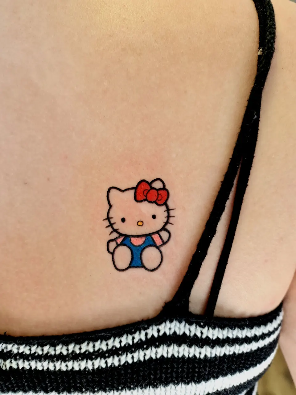 Petite Hello Kitty tatouée dans le dos