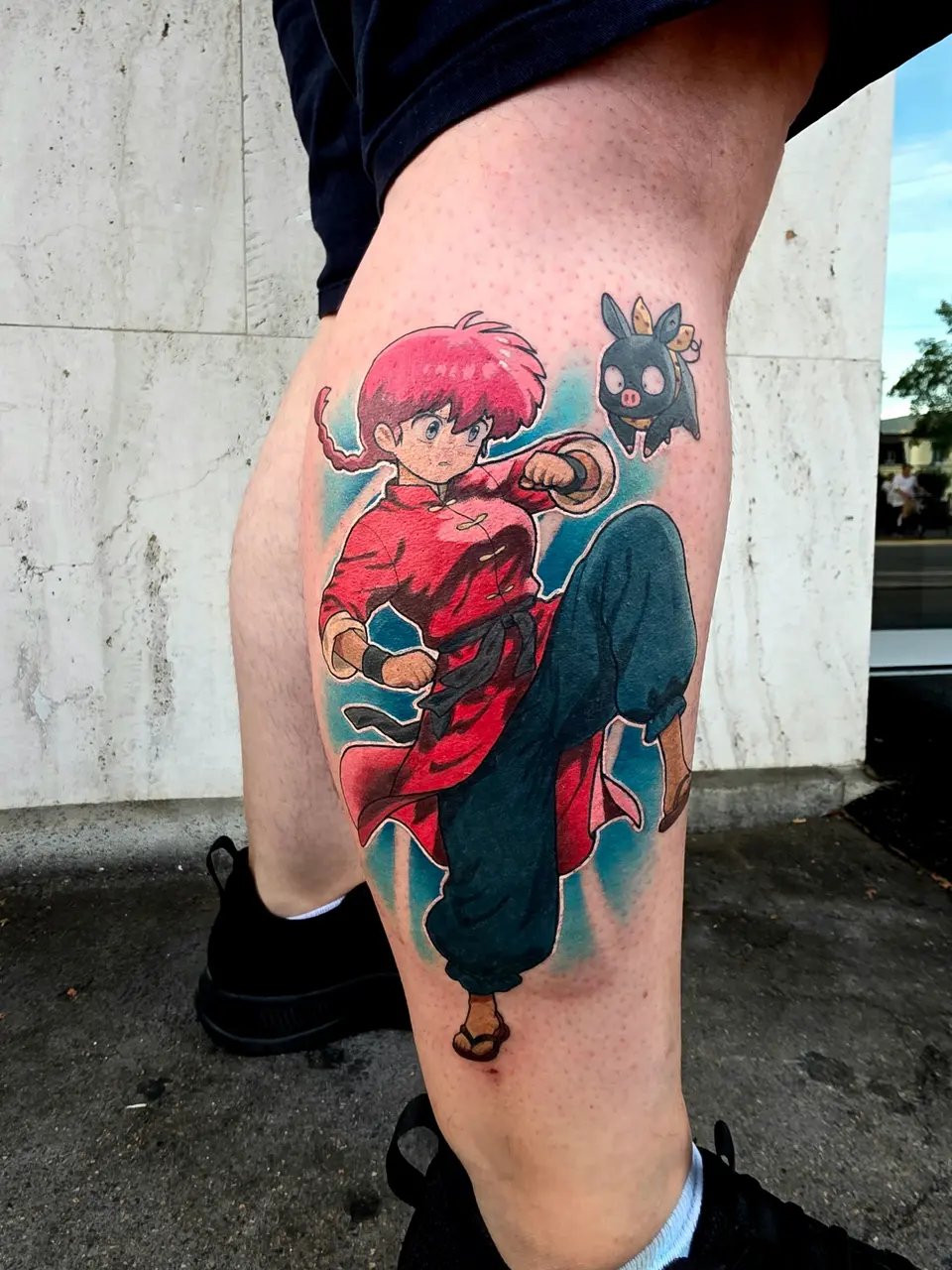 Personnage de manga en tenue chinoise rouge avec un petit cochon noir, sur le mollet