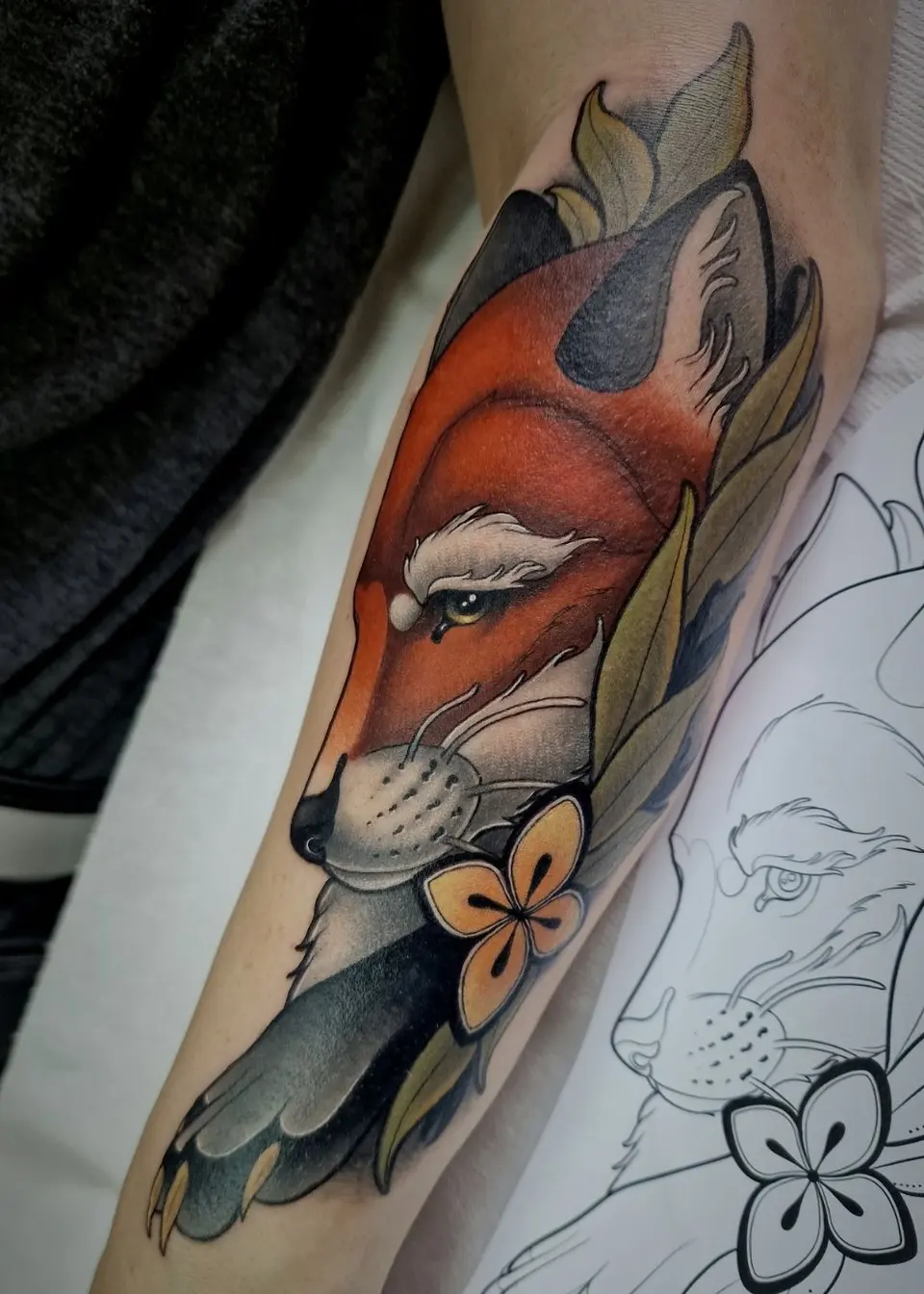 Renard tatoué en couleur, posé à côté de son dessin préparatoire
