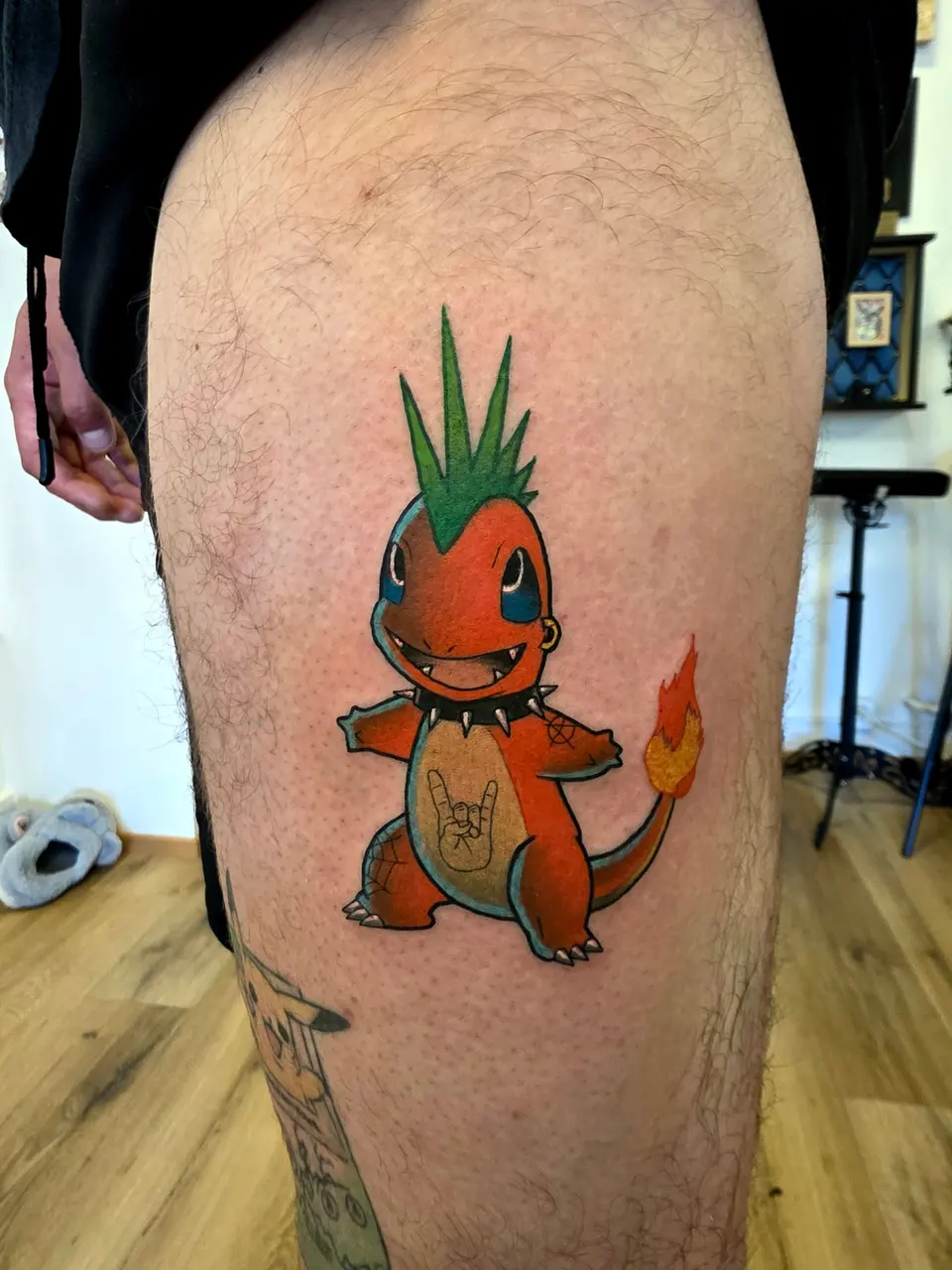 Salamèche à crête verte, tatoué sur le mollet